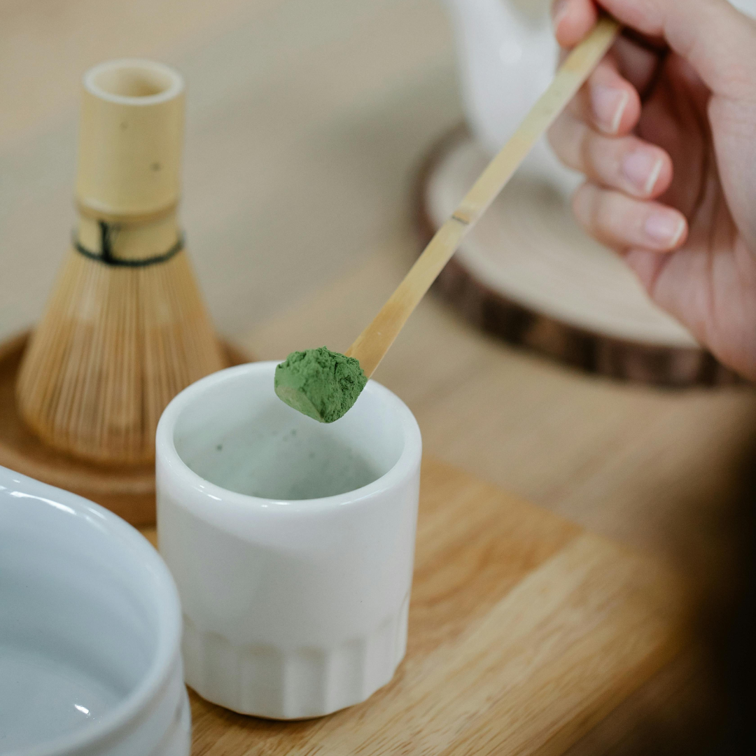 Traditioneller Matcha Löffel (Chashaku) aus Bambus – Perfekt dosiert für die Zubereitung von Matcha Tee in Schale mit Chasen