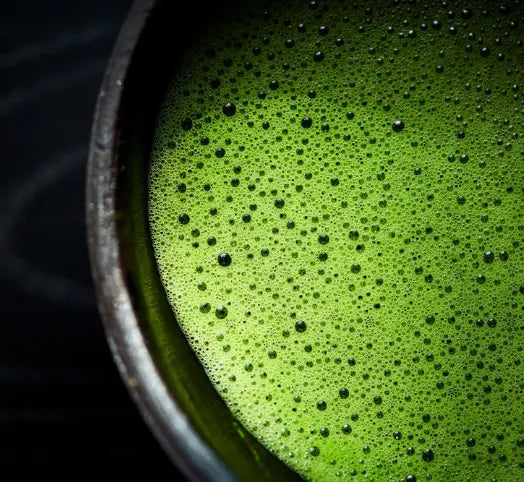 Tasse Matcha mit grünem Pulver – Matcha Stressabbau und natürliche Entspannung für Körper und Geist