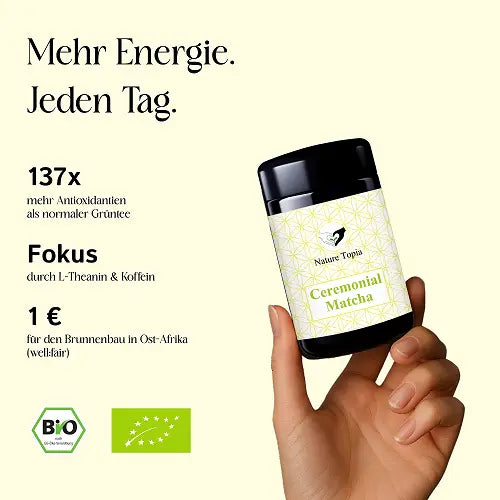 Ceremonial Bio Matcha im Violettglas und Matcha Vorteilen des Produktes, wie etwa mehr Fokus, Antioxidantien und 1€ Spende für den Brunnenbau in Ost-Afrika.