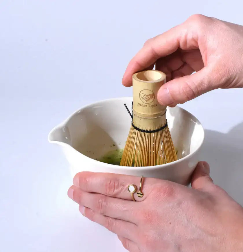 Bambusbesen zur Zubereitung von Matcha-Tee, hellbraune Farbe mit natürlicher Textur und Holzgriff.