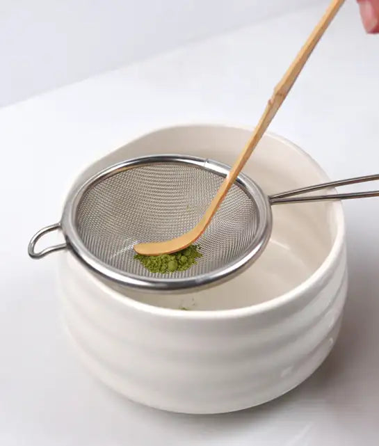 Edelstahl-Feinsieb-Teesieb mit Holzgriff und silbernen Haken, geeignet zum Aufbrühen von losem Blatttee.