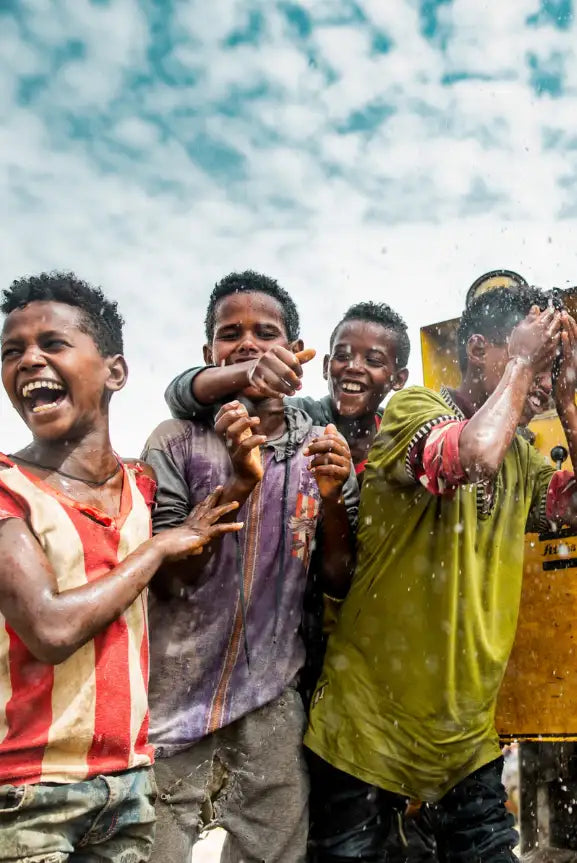 Gestreiftes orange-weißes Tanktop mit Kapuze