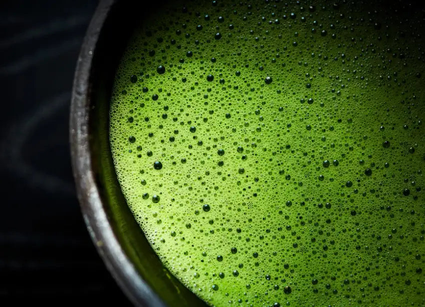 Grüner Matcha-Tee-Schaum in einer Keramikschüssel.