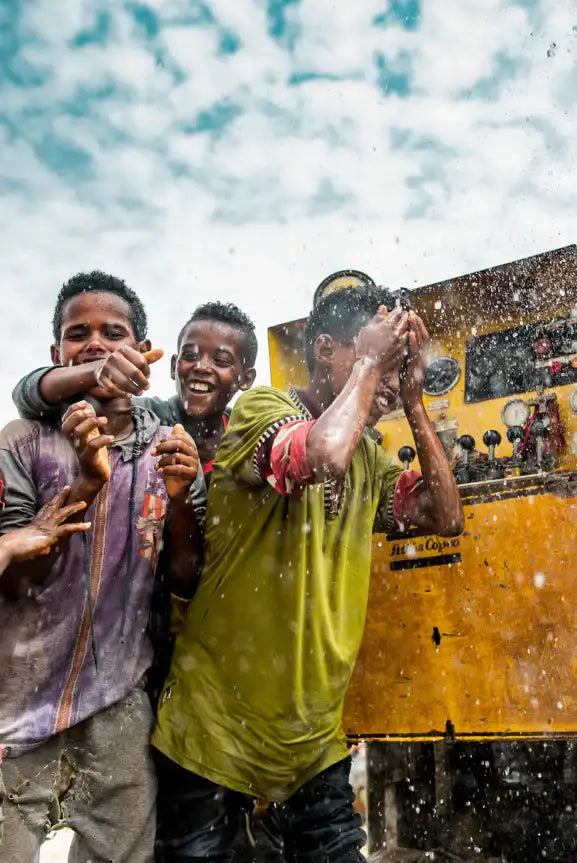 Grünes und rotes gestreiftes Hemd mit weißen Punkten, Baumwollmaterial.