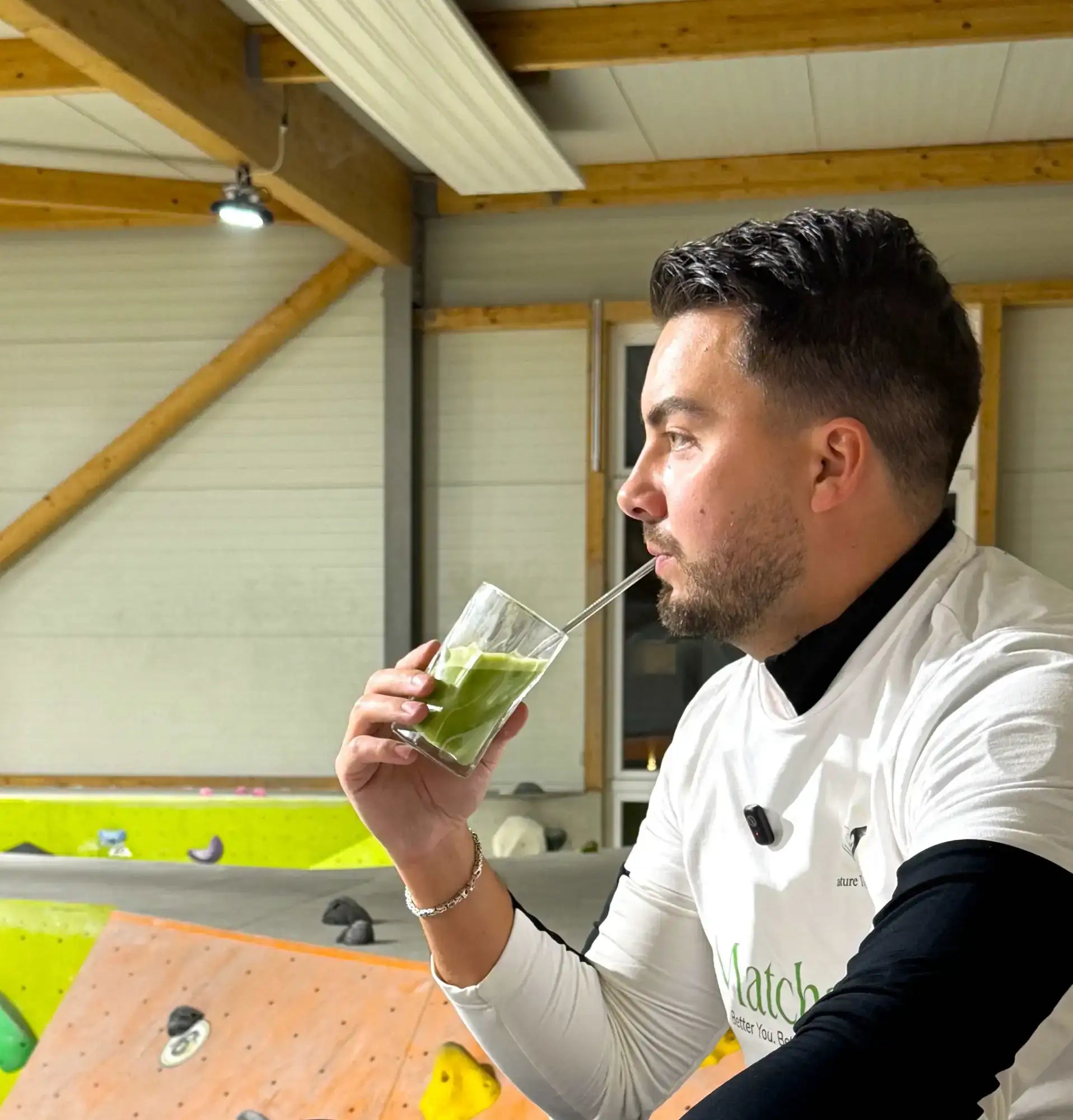 Person trinkt Matcha Latte