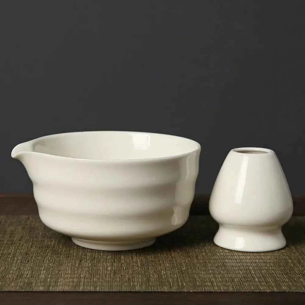Matcha Keramik Schale – Weiße Chawan mit Besenhalter für traditionelle Teezeremonie