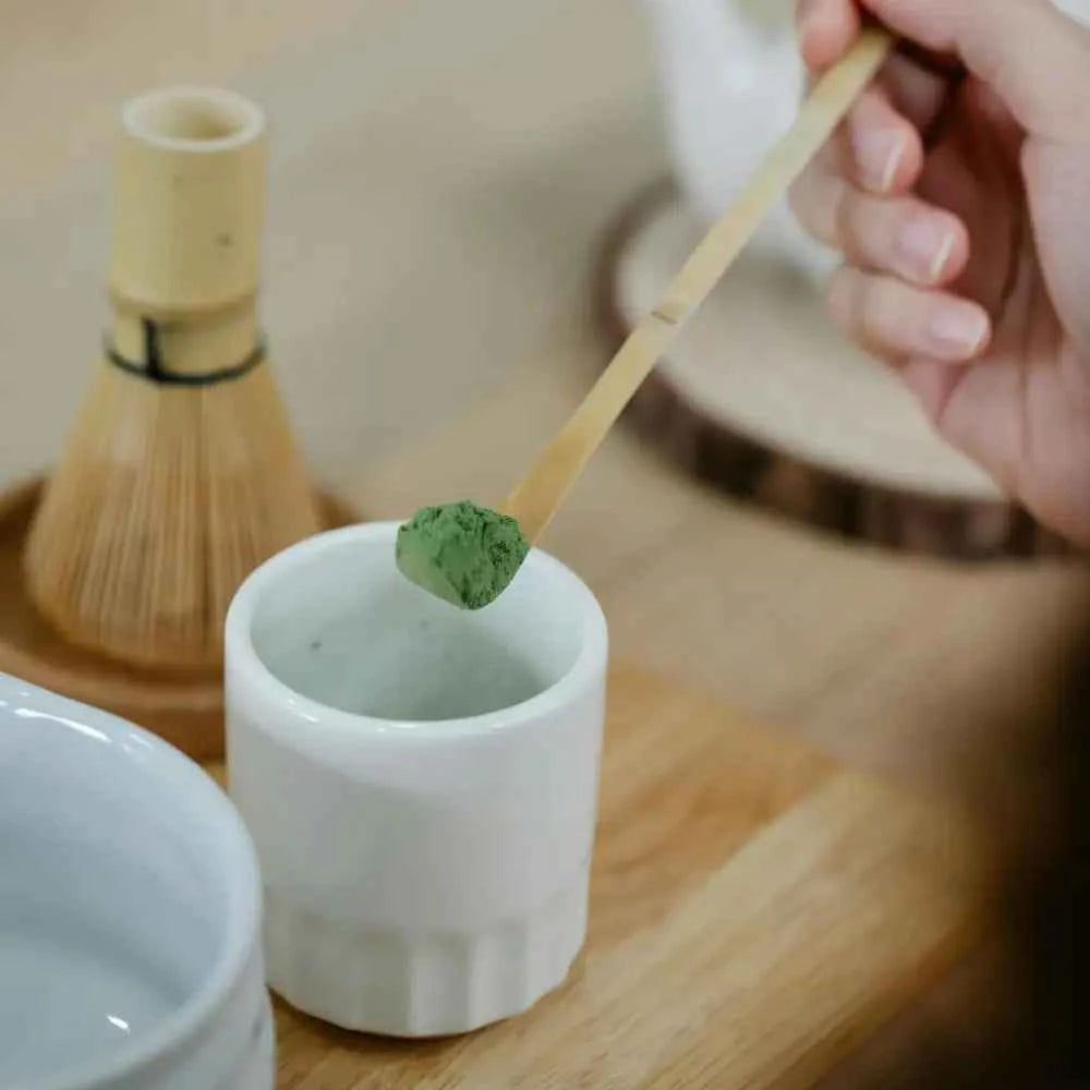 Traditioneller Matcha Loeffel (Chashaku) aus Bambus – Perfekt dosiert für die Zubereitung von Matcha Tee in Schale mit Chasen