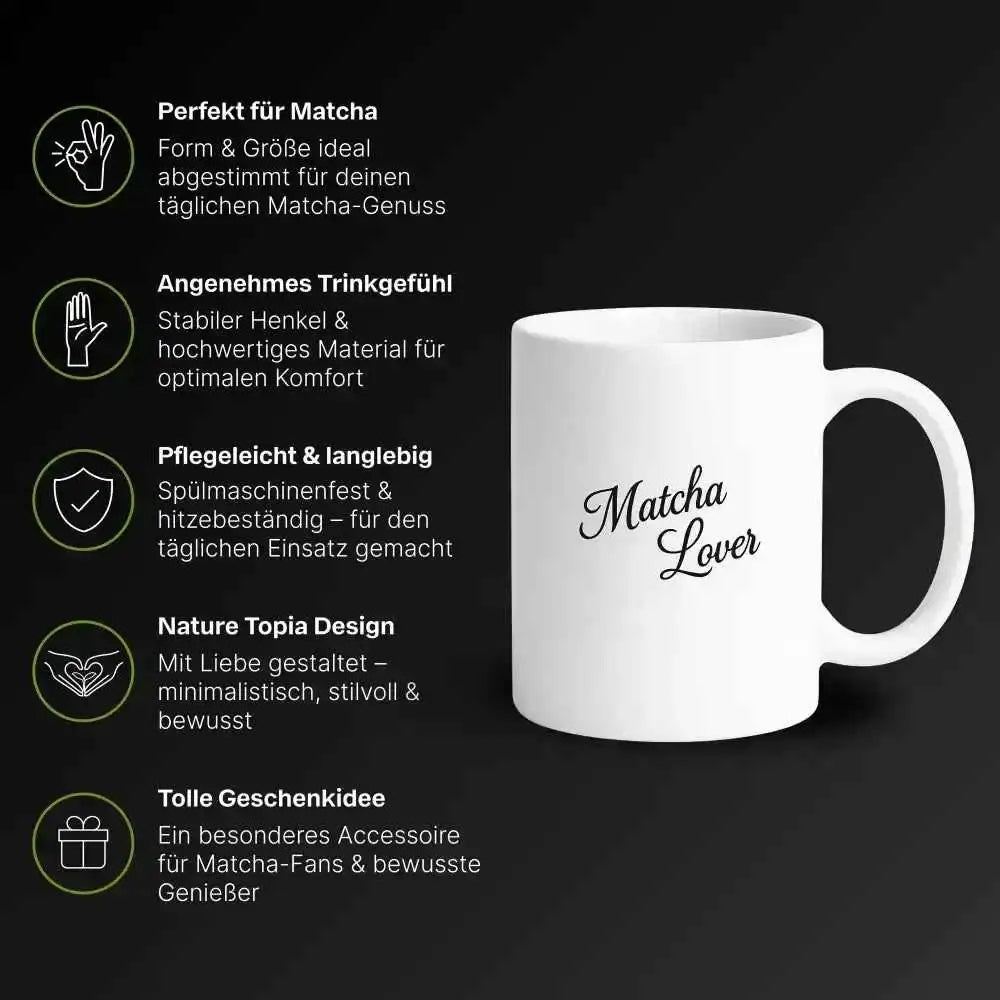 Weiße Keramik-Tasse mit schwarzem Schriftzug „Matcha Lover“ vor dunklem Hintergrund