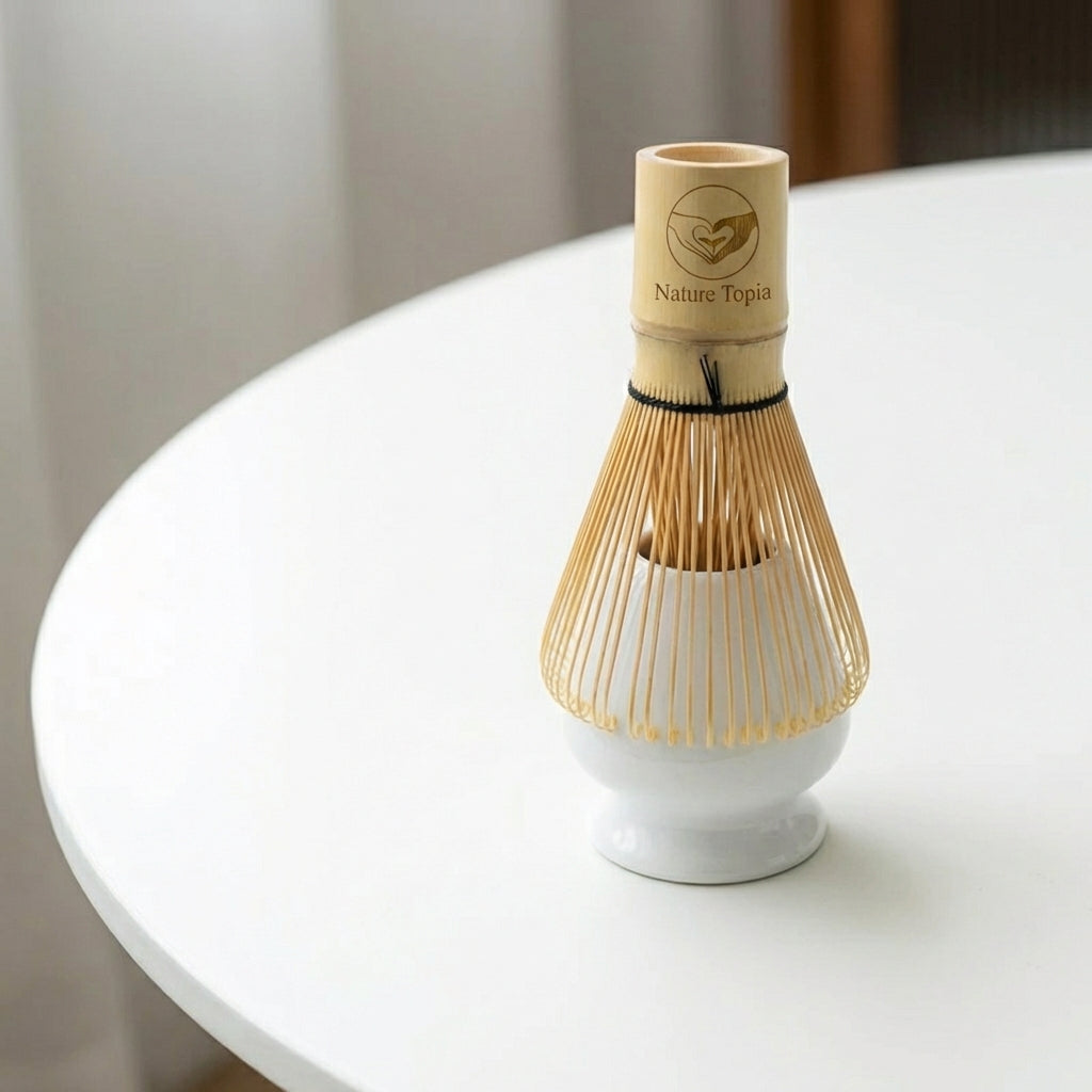 Matcha-Besen aus Bambus im weißen Besenhalter zur schonenden Trocknung und Formerhaltung